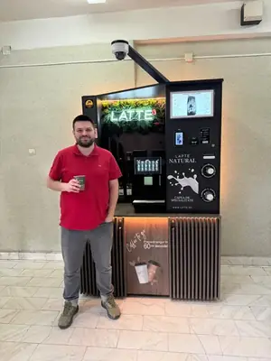 Cafenea Latte în locație reală de partener (2)