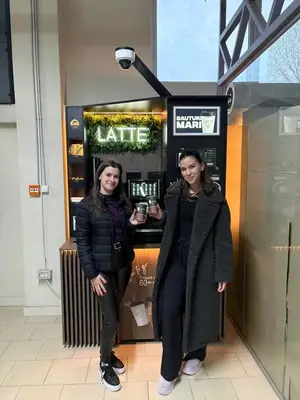 Cafenea Latte în locație reală de partener (6)