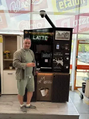 Cafenea Latte în locație reală de partener (8)