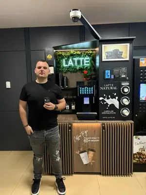 Cafenea Latte în locație reală de partener (11)