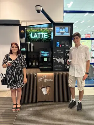 Cafenea Latte în locație reală de partener (14)