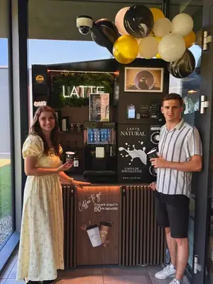 Cafenea Latte în locație reală de partener (17)