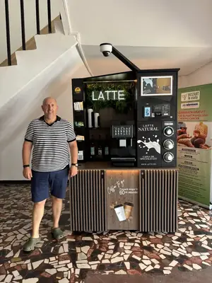 Cafenea Latte în locație reală de partener (21)