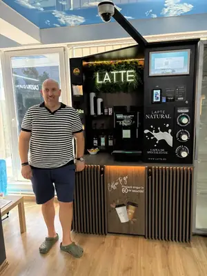 Cafenea Latte în locație reală de partener (22)