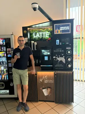 Cafenea Latte în locație reală de partener (23)