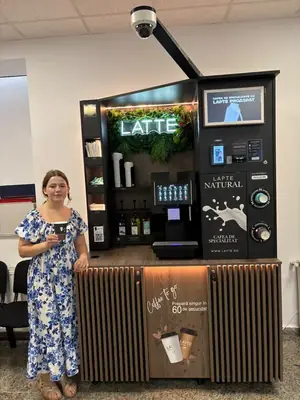 Cafenea Latte în locație reală de partener (24)