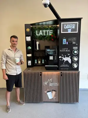 Cafenea Latte în locație reală de partener (25)