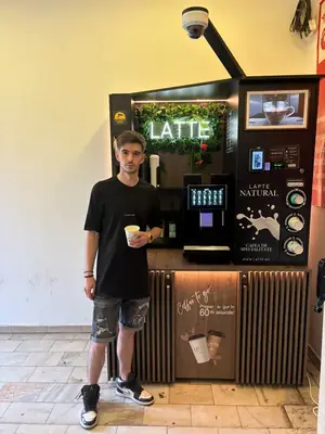 Cafenea Latte în locație reală de partener (27)