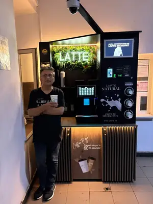 Cafenea Latte în locație reală de partener (29)