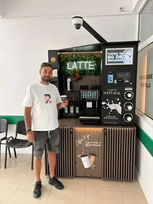 Cafenea Latte în locație reală de partener (32)