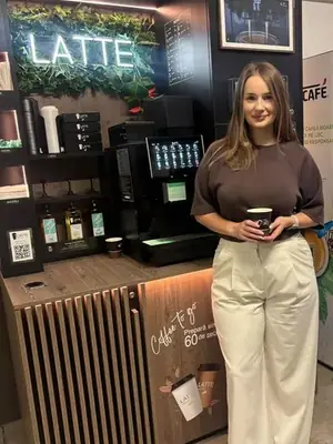 Cafenea Latte în locație reală de partener (33)